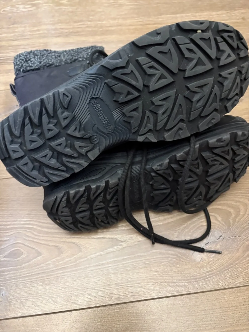 Men’s snowboots, size 9